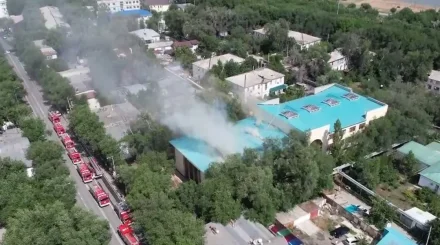 Огонь на крыше: в Атырау загорелась школа-лицей