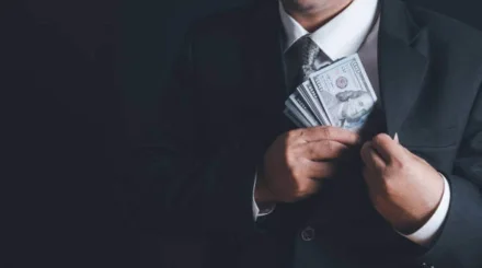 Бывшего чиновника подозревают в мошенничестве на 20 млн тенге