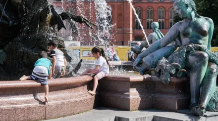 В Германии начали охлаждать прохожих водомётами из-за аномальной жары