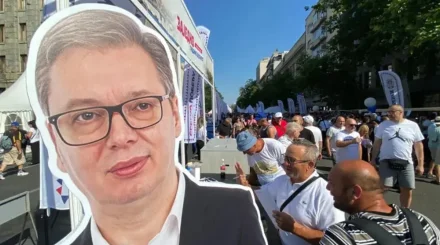 Президент Сербии Вучич пообещал уйти в отставку, но остаться в политике