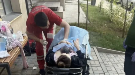 Из-за припаркованных машин алматинка родила во дворе дома
