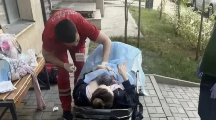 Скорая не смогла подъехать: чем закончились роды во дворе ЖК в Алматы