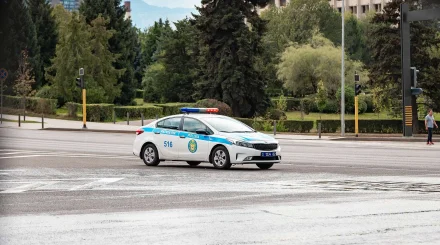 Павлодарда мас ер адам полиция көлігін айдап, жол апатына ұшырады