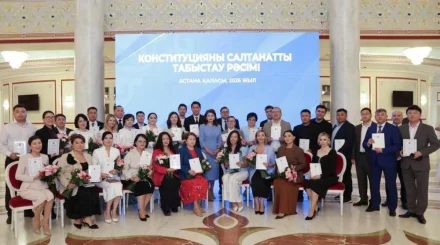 В Астане состоялась торжественная церемония вручения специального издания новой Конституции от президента
