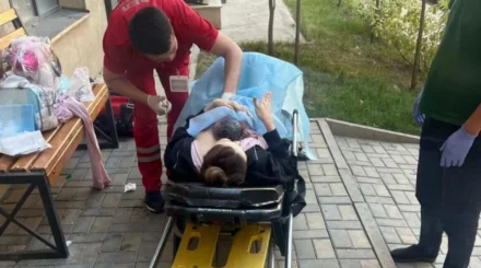 Алматинка родила во дворе из-за забитого автомобилями проезда