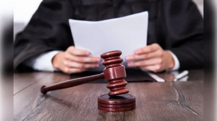 Вдове погибшего при исполнении сотрудника увеличили денежные выплаты по решению суда