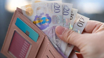 Британские власти хотят взыскивать с беженцев до £10 тысяч
