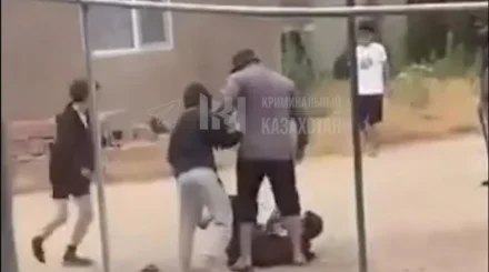 Толпа подростков на глазах у взрослых избила мужчин на улице в Каскелене (ВИДЕО)