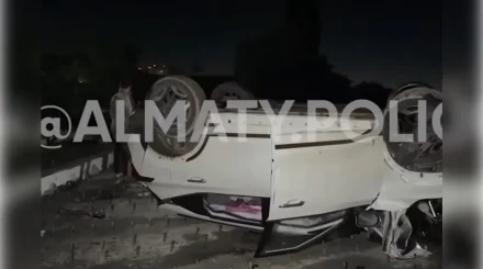 Автомобиль влетел в опору путепровода и перевернулся в Алматы (ВИДЕО)
