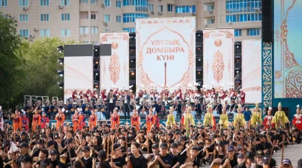 Атырауда Ұлттық домбыра күні мыңға жуық домбырашы бір мезгілде күй орындады