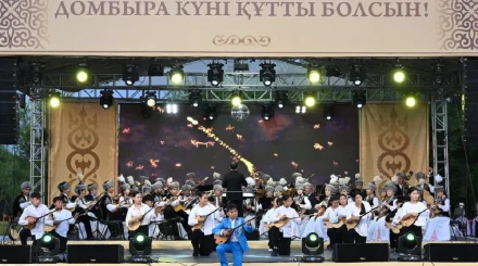 Национальный день домбры: в Жетісу домбристы синхронно сыграли кюй «Әлқисса» совместно с музыкантами из 10 стран мира