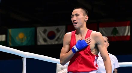 Казахстанский боксер Жумакан уверенно вышел в четвертьфинал ЧА-2026
