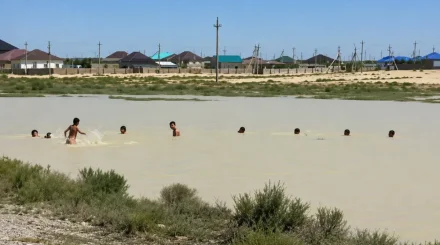 Дети купаются в глубоких лужах после ливней в Мангистау (ВИДЕО)