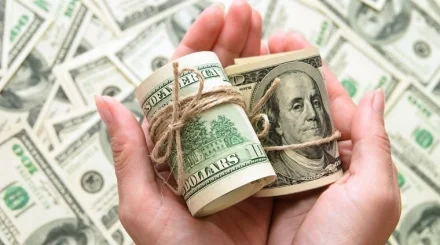 Доллар остается под давлением: курс валют на 7 июля