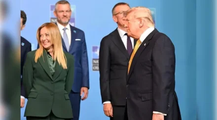 Джорджия Мелони Анкарадағы бірлескен фотосессия кезінде Трамптан теріс айналды