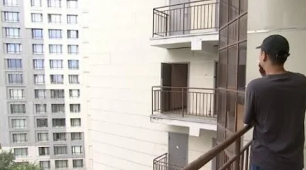 Курение на балконах и мусор во дворах: на что чаще всего жалуются казахстанцы