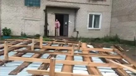 Сильный ветер сорвал крышу одной из многоэтажек в Акмолинской области