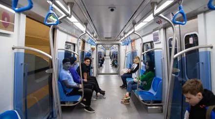 Алматы метросында 2 жас жігіт төбелесіп қалды