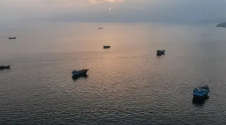 Ормуз бұғазындағы текетірес: кеме қозғалысы күрт азайып, АҚШ пен Иран бір-бірін айыптап жатыр