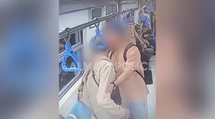 Двое мужчин устроили разборки в вагоне метро Алматы: видео драки