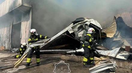 Возгорание в мебельном цехе: пожар по повышенному рангу тушили в Шымкенте (ВИДЕО)