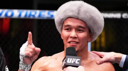 казахстанский боец наилегчайшего дивизиона UFC Асу Алмабаев официально согласился разделить октагон с бывшим претендентом на чемпионский пояс, американцем Брэндоном Ройвалом.