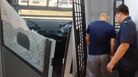 Из-за пропущенной остановки пассажир разбил стекло в автобусе в Астане (ВИДЕО)
