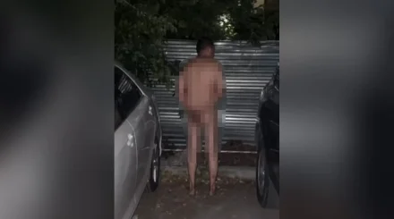 В Астане сняли на видео голого мужчину, разгуливавшего во дворе ЖК