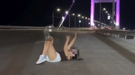 Женщина легла посреди моста в Семее и попала в полицию (ВИДЕО)