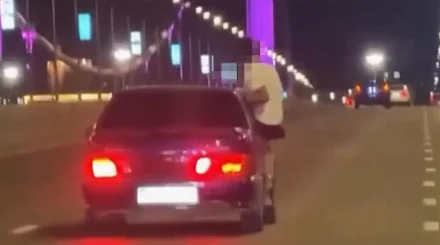 Пассажир ехал на двери движущегося автомобиля в Семее (ВИДЕО)