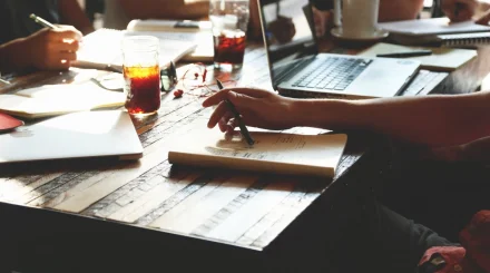 Аферист из Астаны заработал миллионы на мечте казахстанцев о работе в Англии