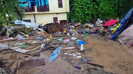Дома ушли под воду в Индии, есть погибшие