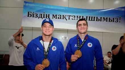 Азия чемпионатында топ жарған боксшыларды Астана әуежайында сән-салтанатпен қарсы алды