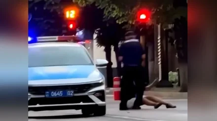 Полиция объяснила видео с девушкой, сидевшей прямо на дороге в Алматы