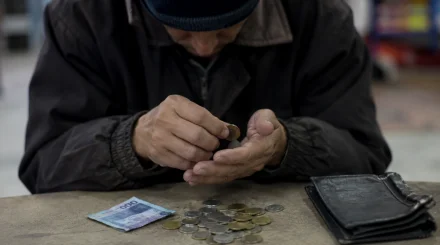 Казахстанцы стали беднее? Экономист назвал сферы, где сильнее всего упали реальные зарплаты