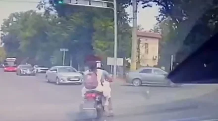 Жамбыл облысында ішіп алған жүргізуші мопедке отырып, полициядан қашпақ болды (ВИДЕО)