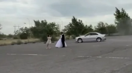 BMW без номеров устроил опасный дрифт вокруг молодоженов в Аксу (ВИДЕО)