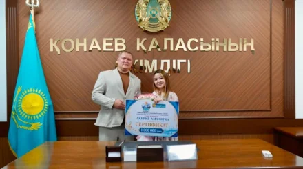 Победительнице "Славянского базара" подарили миллион тенге в Конаеве