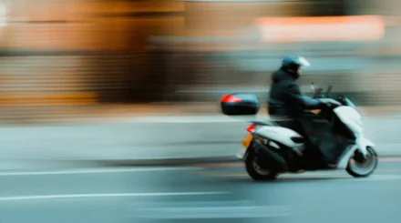  Таразда полициядан қашқан мас мопед жүргізушісі 20 тәулікке қамалды 