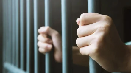 Житель Кульсары выбросил мусор на улицу и получил 29 суток ареста