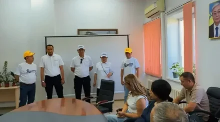 Члены партии Respublica встретились с трудовым коллективом завода Казахской академии питания