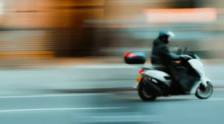 Таразда полициядан қашқан мас мопед жүргізушісі 20 тәулікке қамалды