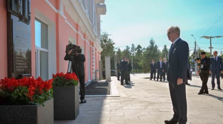   Мемлекет басшысы майдангер Кемел Тоқаевқа арналған ескерткіш тақтаға гүл шоғын қойды   