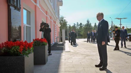 Президент майдангер Кемел Тоқаевқа арналған ескерткіш тақтаға гүл шоғын қойды
