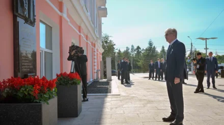 Президент Кемел Тоқаевқа арналған ескерткіш тақтаға гүл шоғын қойды