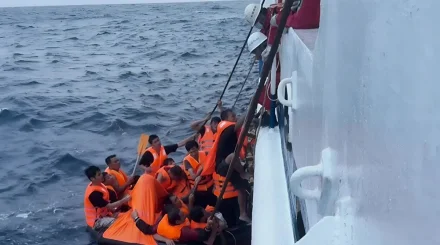 Десятки людей спасли после крушения судна во Вьетнаме