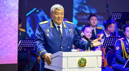 Бектенов поздравил Токтара Аубакирова с 80-летием