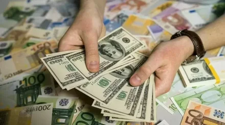 Казахстанцы стали почти вдвое чаще покупать доллары