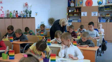 Целая школа встала на защиту уволенного директора в Алматы