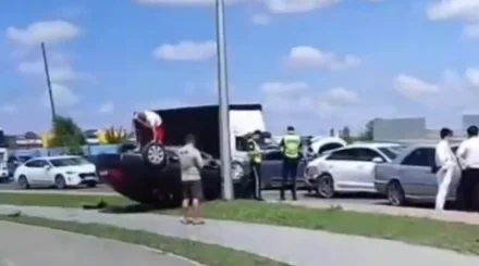 Mercedes перевернулся после жесткого ДТП в Караганде